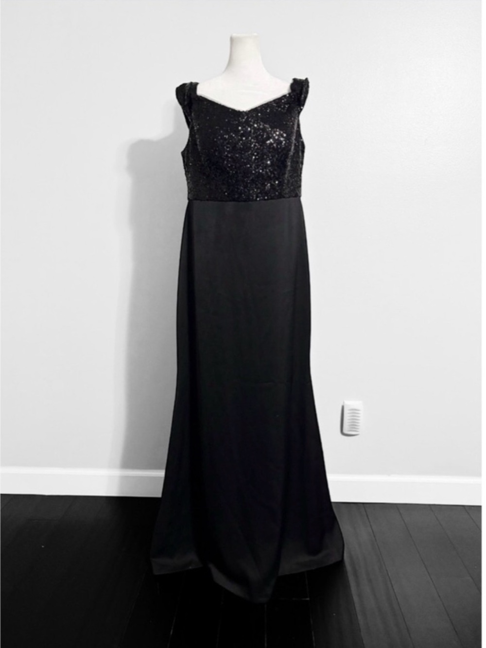 Aidan Mattox 14 Sequin Formal Gala Maxi Gown